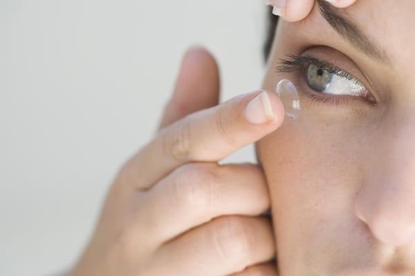 femme mettant sa lentille de contact